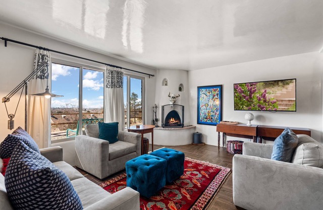 Beautiful, Modern Fort Marcy Condo Close To The Plaza