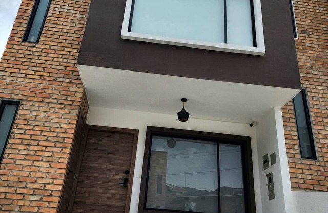 Hermosa casa nueva y moderna lejos de casa