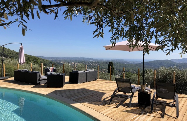 Hermosa y moderna casa con impresionantes vistas al mar y piscina privada.