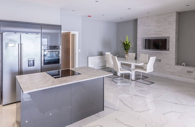 Beautiful Modern Open Plan Living With Hot Tub