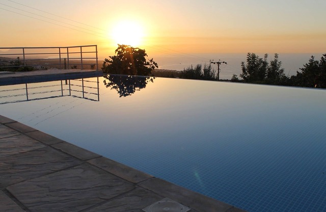 Hermosa villa moderna con impresionantes vistas al mar, vistas a la montaña.