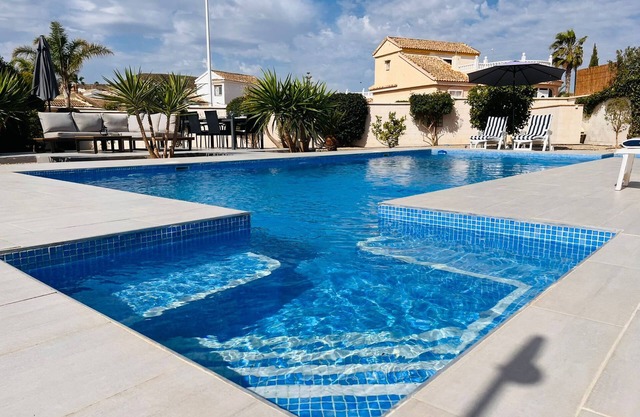 Impresionante villa moderna, TV del Reino Unido, WIFI, aire acondicionado, piscina privada de diseño y campo de golf
