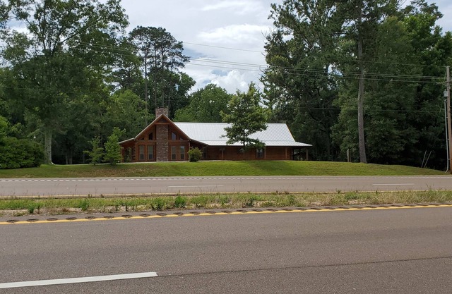 Beautiful Montana Spruce Log Home in Historic Antiques Corridor