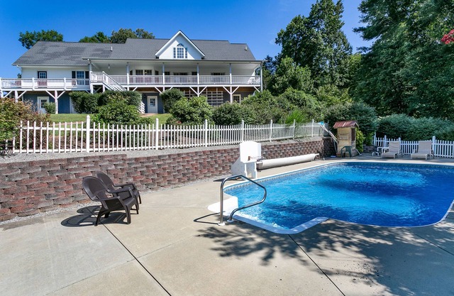 Brook Knoll · ¡NUEVO! Hermoso Mtn Retiro w / piscina cerca de Asheville!