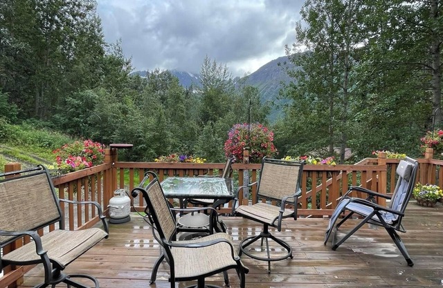 Beautiful mountain views from this quiet rural home.