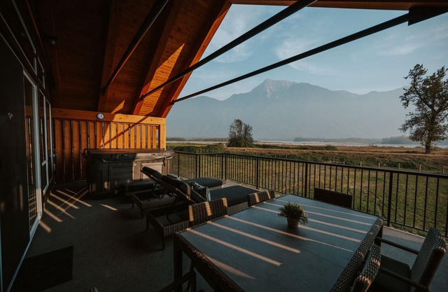 Beautiful Mountain Views 2 bedroom, 2 bathroom chalet w/ private hot tub