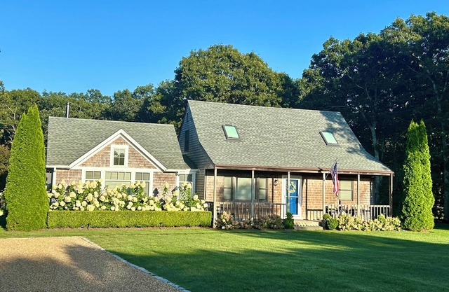 Pristine Oak Bluffs Home en una ubicación central