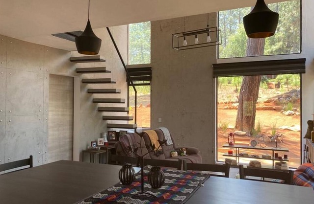 Hermosa cabaña dentro del bosque
