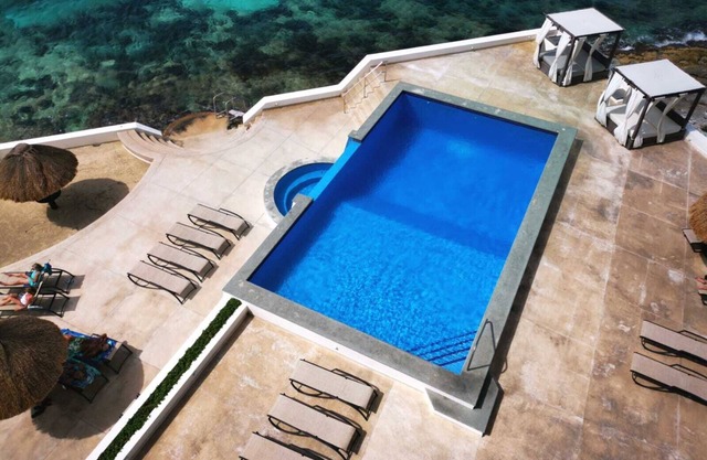 Beautiful 3 Bedrooms Ocean Front Condominium 🥂 With the Best Sunsets View .