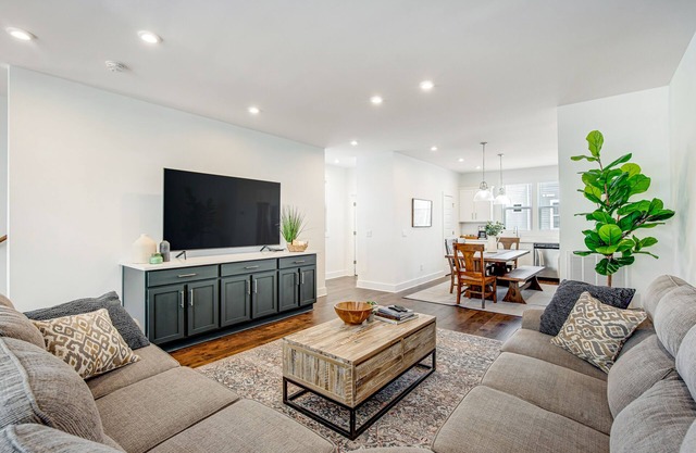 Beautiful Nashville Home w/Private Washer & Dryer, Free WiFi, Deck, Central AC