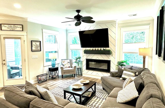 Beautiful new townhome- fall getaway discounts!