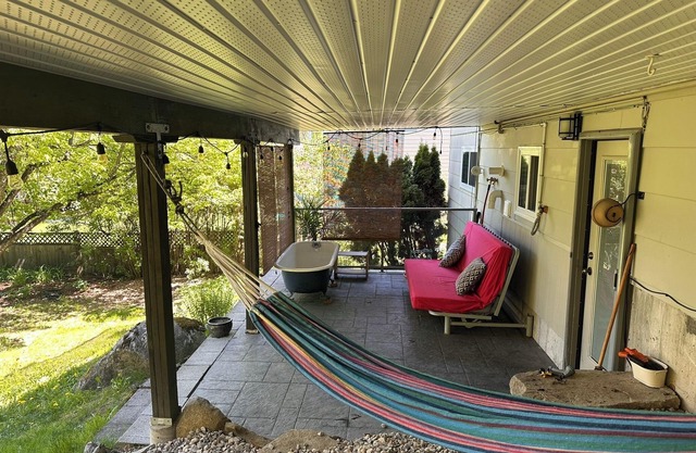 Beautiful Nelson Home with Backyard Sauna
