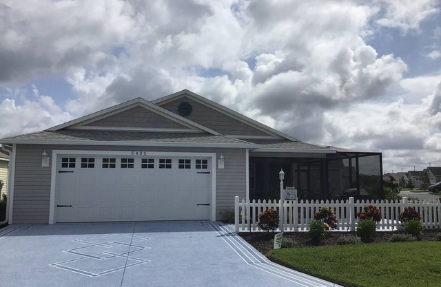 Hermosa nueva 2/2 que admite mascotas Villa con carrito de golf, barbacoa y WiFi gratis.