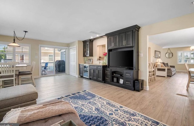 Beautiful New 4 bed /4 bath - 3 blocks to beach