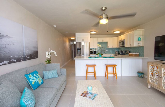 Brillante condominio Beach-chic con aire acondicionado y sonido envolvente. Pasos a la playa de mamá!