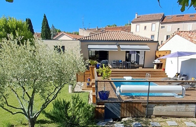 Beautiful new contemporary air-conditioned villa of 105 m2 in Provence with swimming pool.