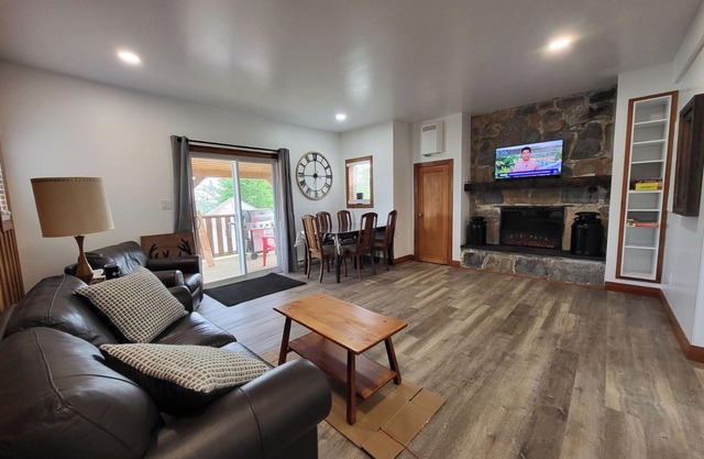 Beautiful, new cottage with stunning views. Prime location in Port Loring