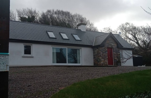 Beautiful new cottage with coastal walks, beaches, golf and Wild Atlantic Way.