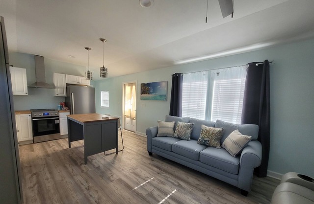 Beautiful NEW Cottage! Firepit-Sleeps 4
