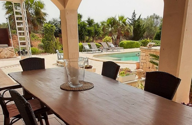 Hermosa finca nueva con piscina, ubicada tranquilamente en el verde cerca de la playa de Es-Trenc