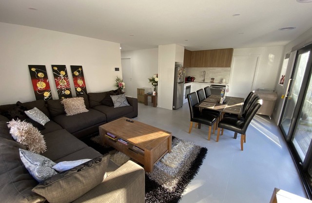 Beautiful New Holiday Place 5 Mins To Beach With Gym, Kitchen And Office Nook