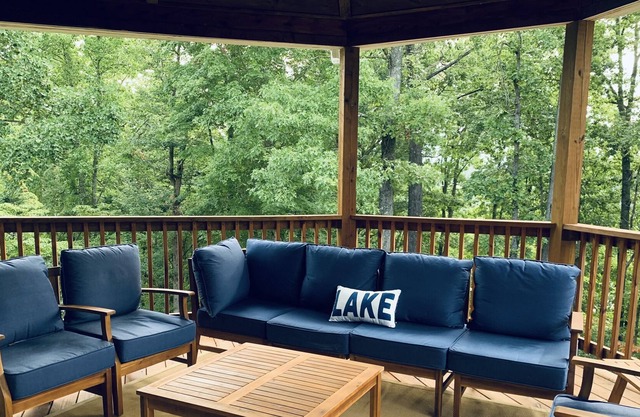 Beautiful New Home Overlooking Lake Minutes to Wisdom