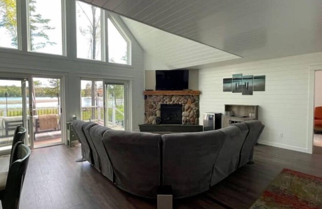 Beautiful, new house waterfront house on Crooked Lake