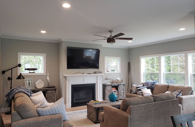 Beautiful new Lake House Family and pets friendly with beach access!