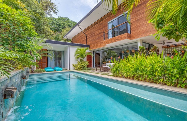 Hermosa casa nueva y moderna, ubicada en el centro, piscina, a solo 300 m de la playa