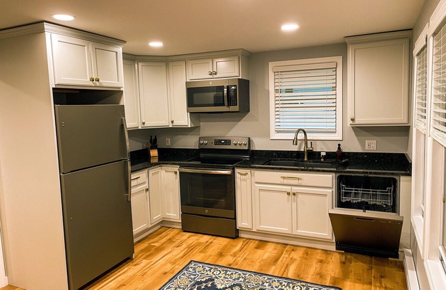 Beautiful NEW Spacious 1st Floor Apartment Close to Restaurants