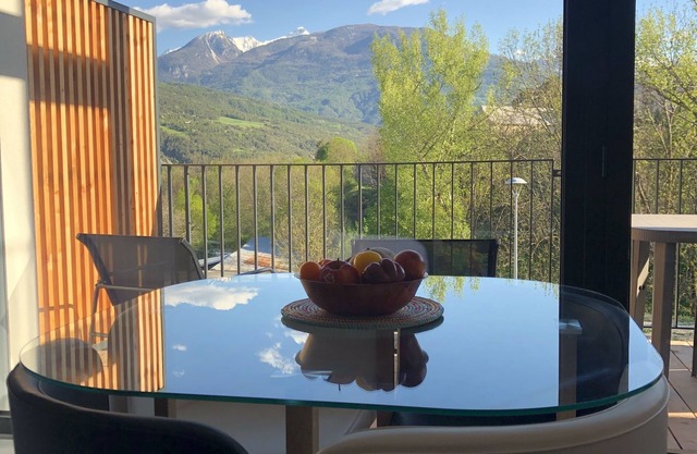 Beautiful new T2 with superb mountain views