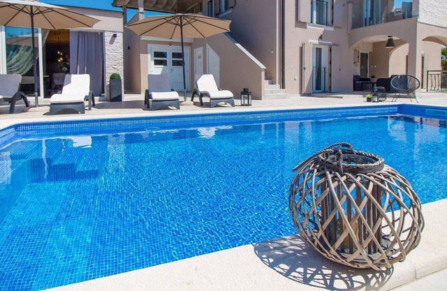 Villa moderna en Becici con Piscina