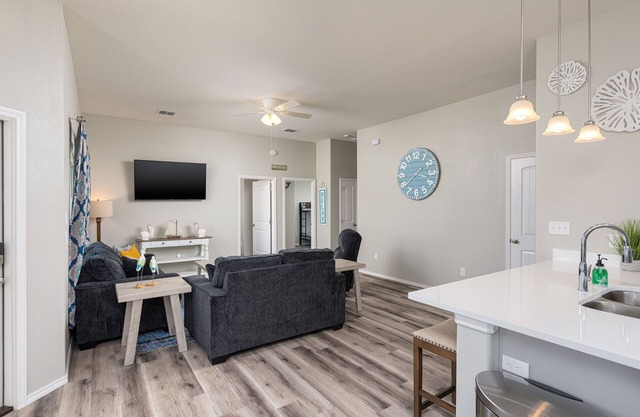 Beautiful, Newly Built Cottage Minutes to Beach