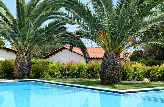 Hermosa villa de nueva construcción, ideal para familias con piscina privada y jardín.