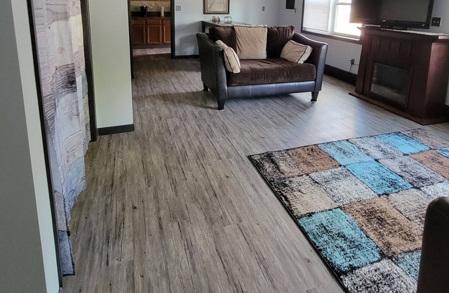 Beautiful newly Remodeled unit, 1 block to Mississippi River.