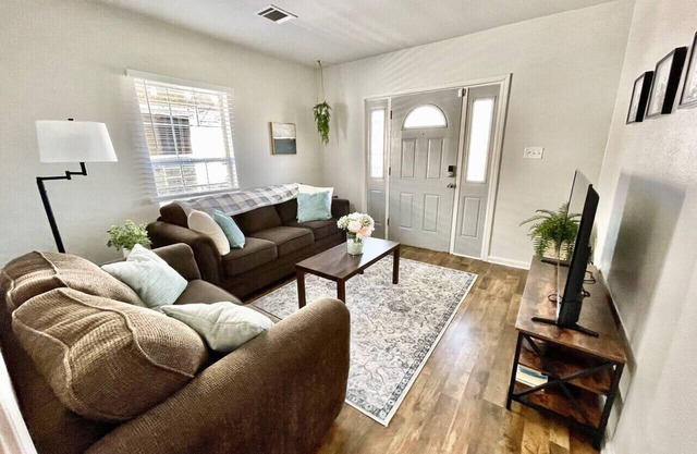 Beautiful, Newly Renovated Duplex