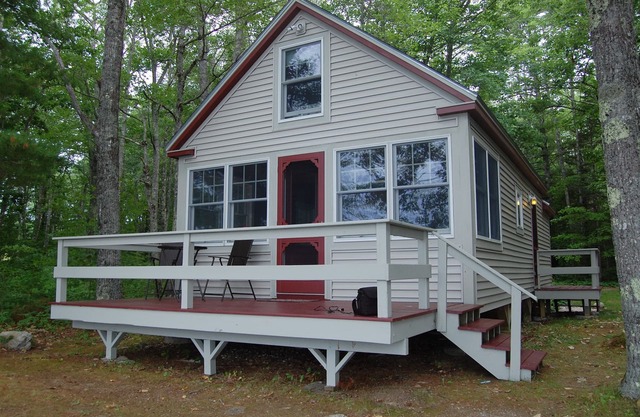 Hermosa casa recién renovada en el borde del agua del lago Pemaquid