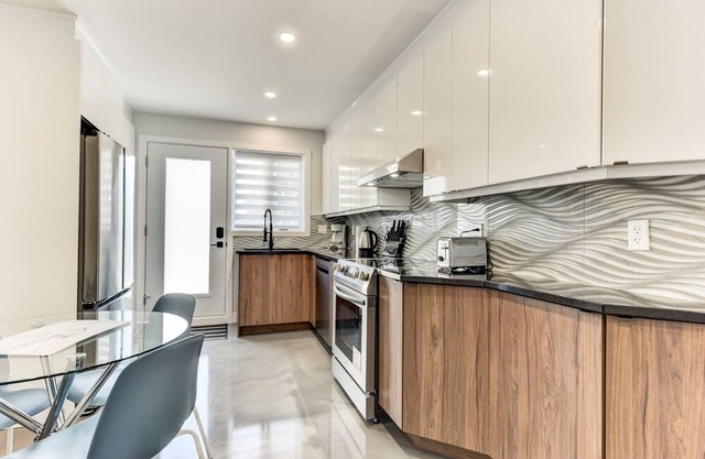 Beautiful Newly Renovated 2 Bedroom - Anjou