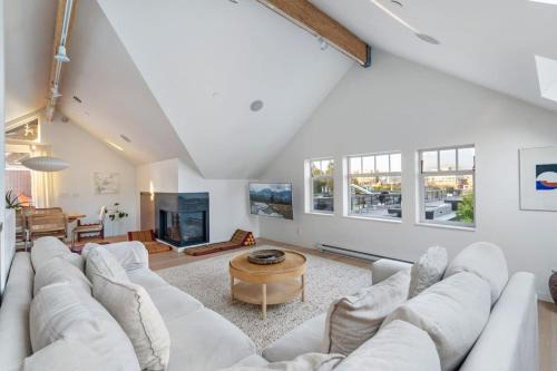 Beautiful, Newly Renovated Creek Home