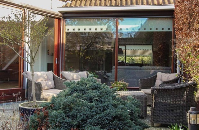 Beautiful and spacious holiday home ideal for a family with 6 people and a baby. Quiet location, close to the beach, dunes and city.