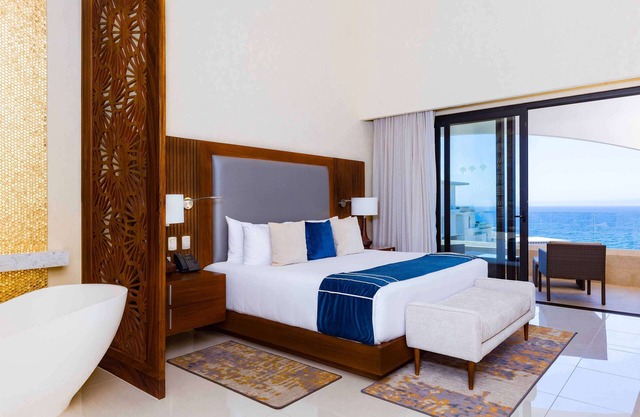 Beautiful Ocean front resort in Villa La Valencia in Los Cabos w/Lazy River!!