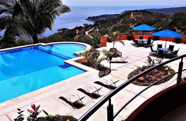 Hermoso condominio de 1 habitación con vista al mar en Vista Encantada 106