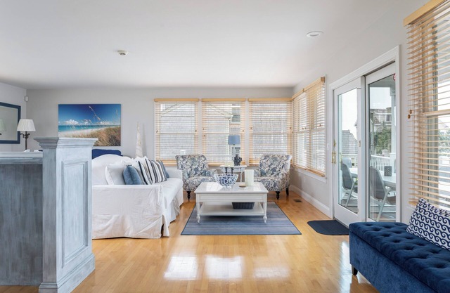 Beautiful Ocean views from 2 decks , 1 minute walk to private beach