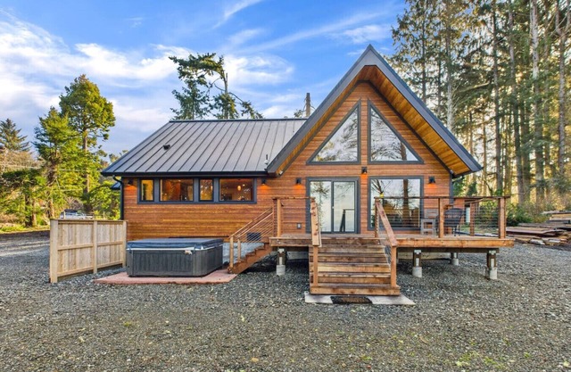 Beautiful Ocean View Cabin and Hot Tub!!