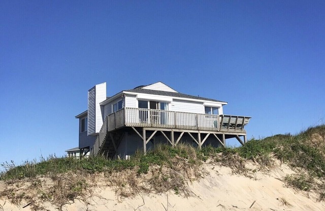 Beautiful oceanfront beach cottage in South Nags Head