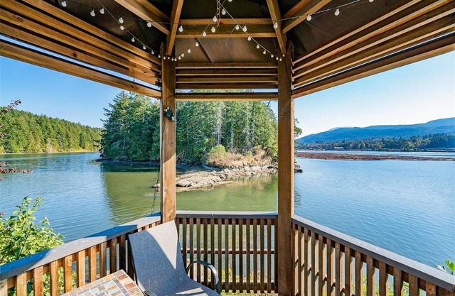 Beautiful oceanside "suite" with hot tub and beach cabin