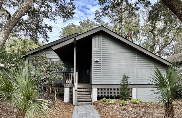 Beautiful Oceanwoods Cottage with Sunroom - Close to Beach and Night Heron Park