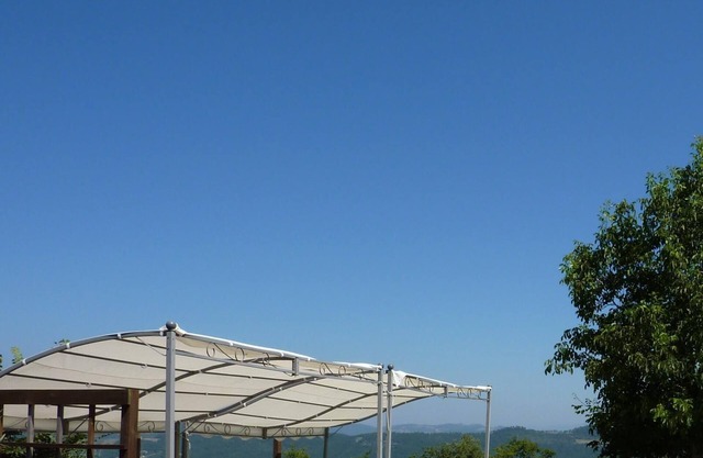 Hermosa casa de piedra antigua con piscina en las colinas de Umbría