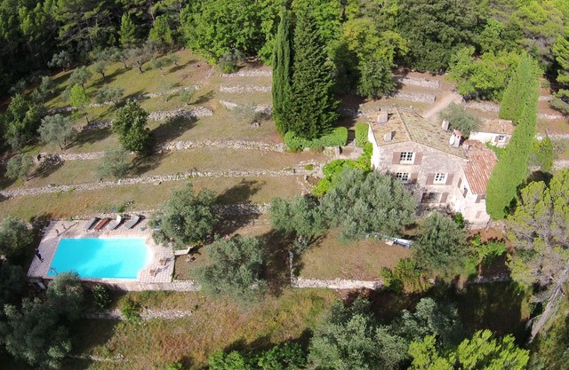 Hermosa villa antigua de piedra con piscina privada y vista espectacular, muy tranquila