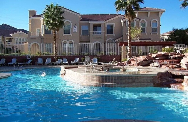 Beautiful one bd next to pool and hiking trails!